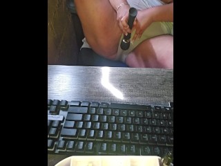 Милфа с большой Titty возбудилась во время работы, и ей нужно было кончить за столом!!