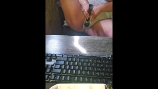 Big Titty MILF est devenue excitée en travaillant et a besoin de jouir au bureau !!