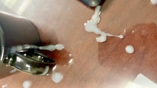 Она меня написала... Итак, мой большой белый член взорвал ее стол и кофейную чашку спермой - камшот от первого лица