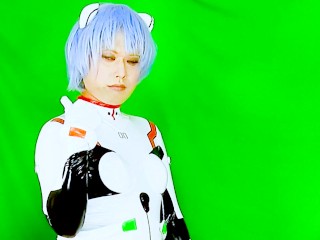 Cosplay Rei Ayanami Moves in Silence – only the Sound of her Suit
