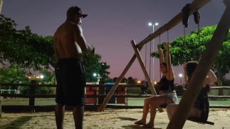 ENCONTREI DUAS MULHERES NA DA PRAÇA PÚBLICA ELAS DERAM O Boquete GOSTOSO EM  MIM