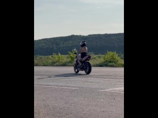 Без верха. Просто девушка, эта ухмылка... и все, что вы хотели бы потрогать 😈