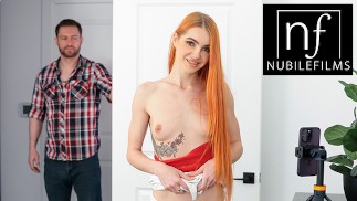 Hot rothaarige Influencerin Little Dragon nimmt Mitbewohner für ein Live-Webcam-Erlebnis mit