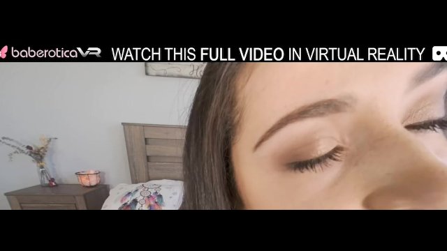 Solo Avi Love bevredigt haar vraatzuchtige genitaliën met een seksspeeltje in VR.