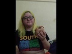 Amputee eats burger - Screenshot 7 of 16 - Blonde Glasses