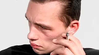 BoysSmoking: Возбужденный Джони осушает сладкий сок своих необрезанных уколов во время курения