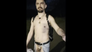 Gewagter Spaziergang im Thong!