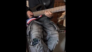 Un ragazzo emo arrapato non riesce a smettere di toccare il suo bastone duro stile sciatto