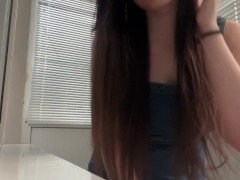 Первый раз на камеру: девственница снимает платье медленно и стеснительно - Screenshot 1 of 16 - девственница