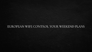 Europäische Ehefrau kontrolliert Ihre Wochenendpläne