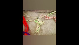 Мужчина Black раскрывает скрытый интерес