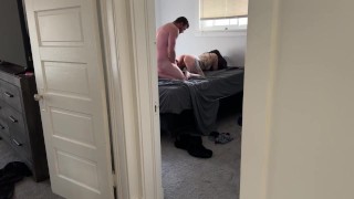Espionner la porte de la chambre à l’extérieur