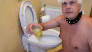 Латышский пидор Армандс Лусис теперь туалетный раб и пьет собственную мочу