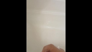 La bite de papa éclate une noix