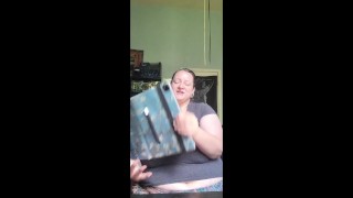 Зрелая милфа-толстушка из агентства Mommy Domme проверяет вашу преданность образу жизни