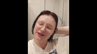 Weź prysznic z nieśmiałą ale napaloną suczką, fantazjującą o ostrym sexie pod prysznicem