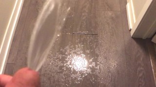 Мощный писсинг на полу и стенах в прихожей (с замедленным воспроизведением)