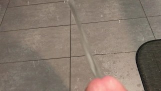 Power Pissen auf meinen Küchenboden (mit Zeitlupenwiedergabe)