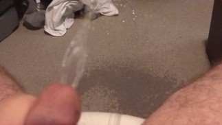 Pisse überall in meinem Schlafzimmer (mit Zeitlupenwiederholung)