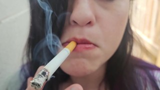 性感吸烟邻居在我面前自慰