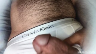 Волосатый мужчина в обтягивающих штанах показывает свой толстый член